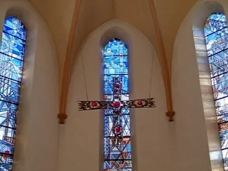 Chorfenster und Altarkreuz der Herz-Jesu-Kirche