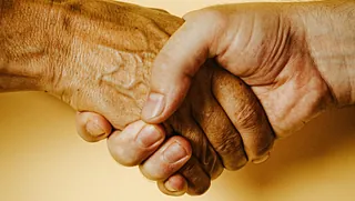 Händedruck: eine alte und eine jüngere Hand